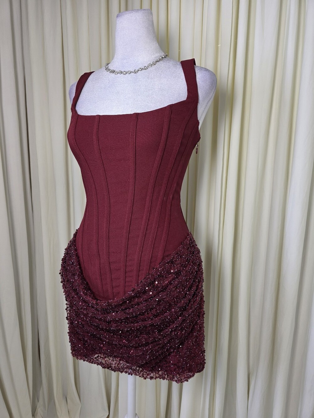 Minivestido Yeona - Borgoña BABYBOO FASHION NWT $241 - Picture 3 of 16